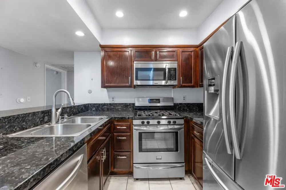 5325 Newcastle Avenue #338 Encino, CA 91316