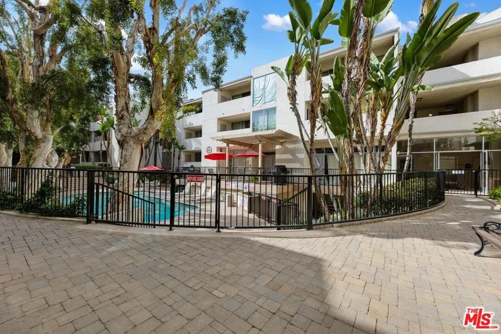5325 Newcastle Avenue #338 Encino, CA 91316