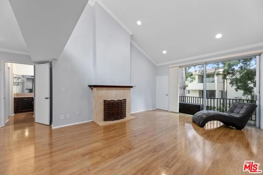 5325 Newcastle Avenue #338 Encino, CA 91316