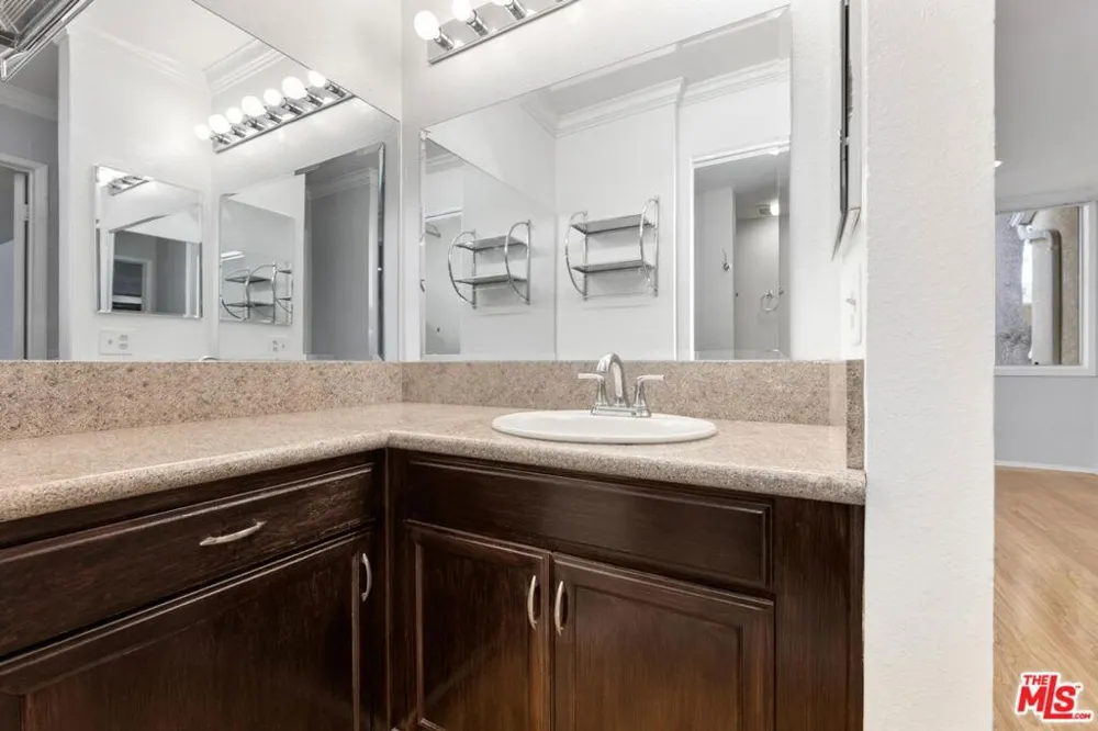 5325 Newcastle Avenue #338 Encino, CA 91316
