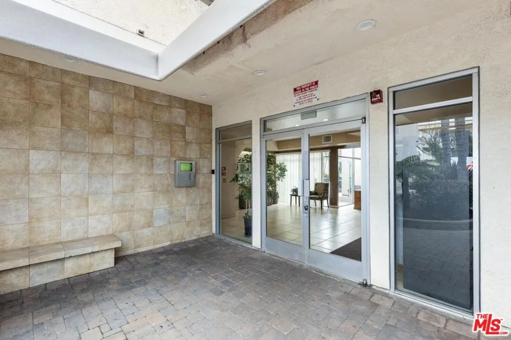 5325 Newcastle Avenue #338 Encino, CA 91316