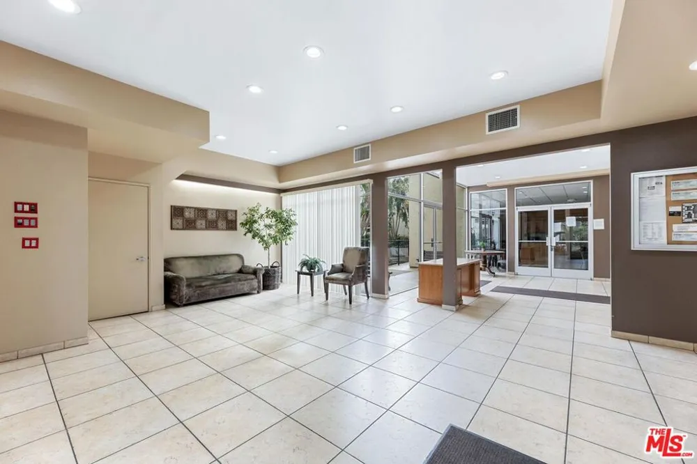 5325 Newcastle Avenue #338 Encino, CA 91316