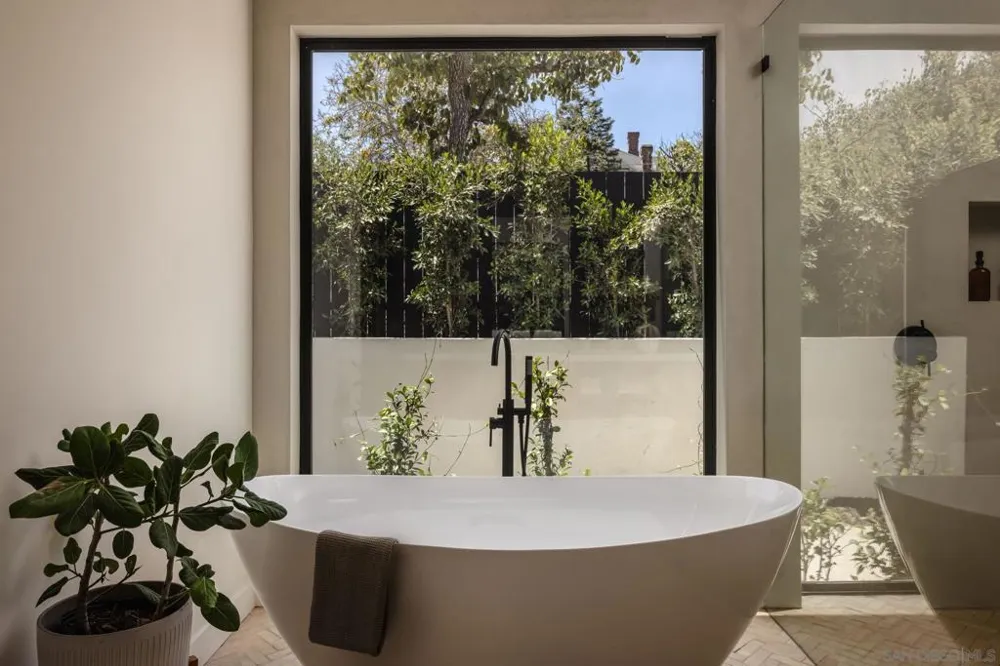 1571 Oak Avenue Carlsbad, CA 92008
