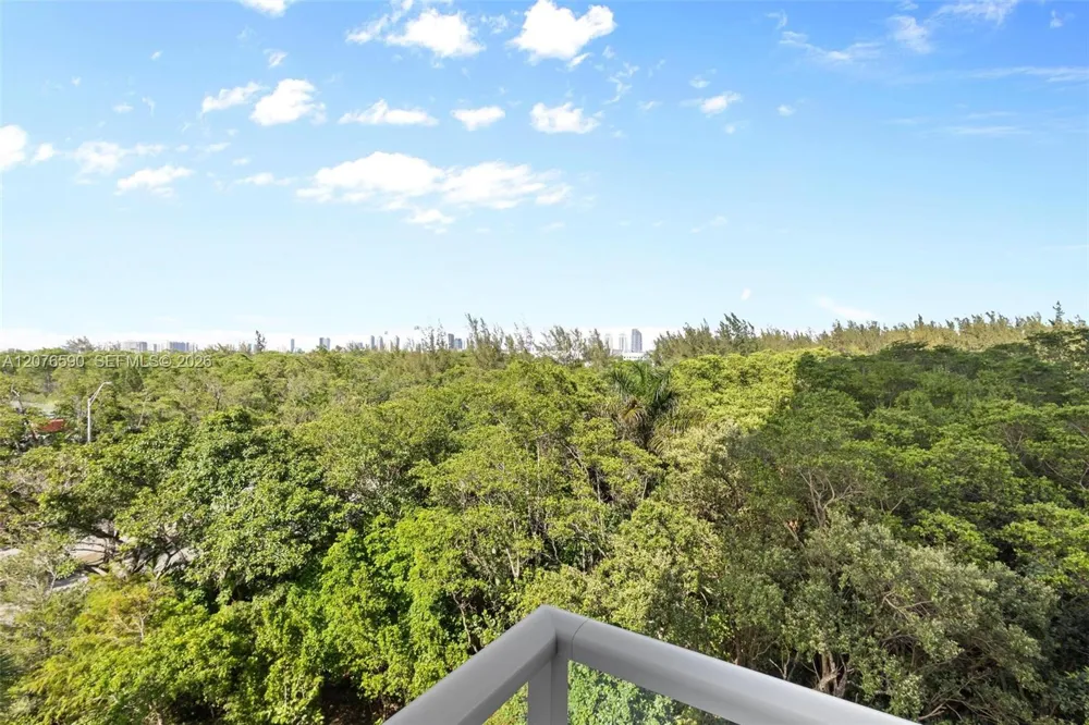 15051 Royal Oaks Ln #401 North Miami, FL 33181