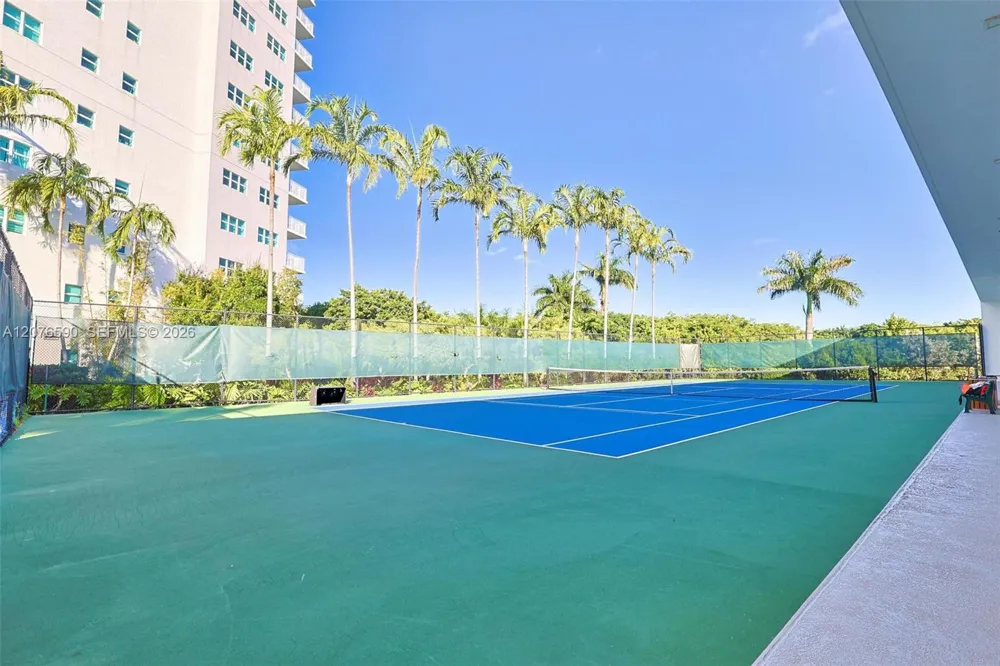 15051 Royal Oaks Ln #401 North Miami, FL 33181