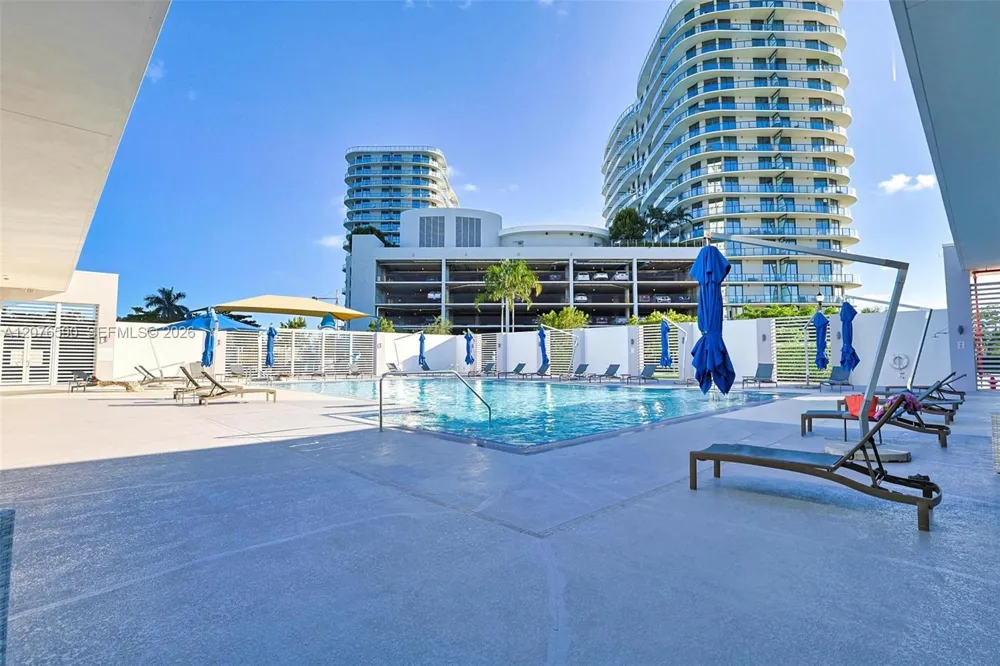 15051 Royal Oaks Ln #401 North Miami, FL 33181