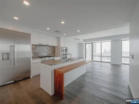 320 Adolphus Avenue 401