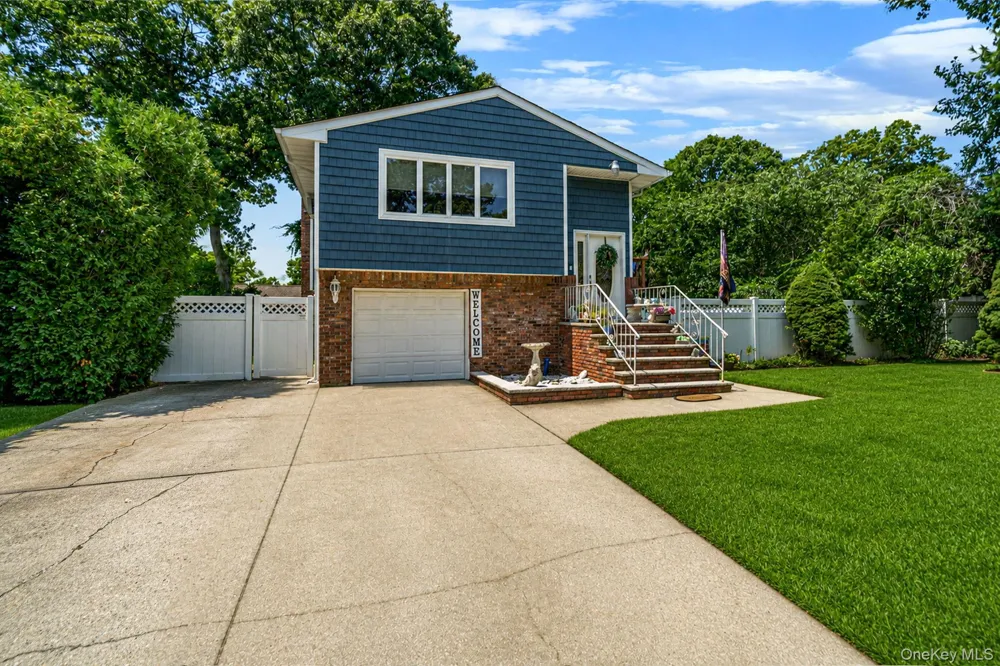 12 Fannie Drive Farmingville, NY 11738