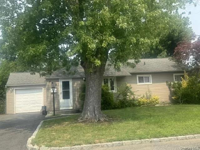325 Glynn Street North Babylon, NY 11703