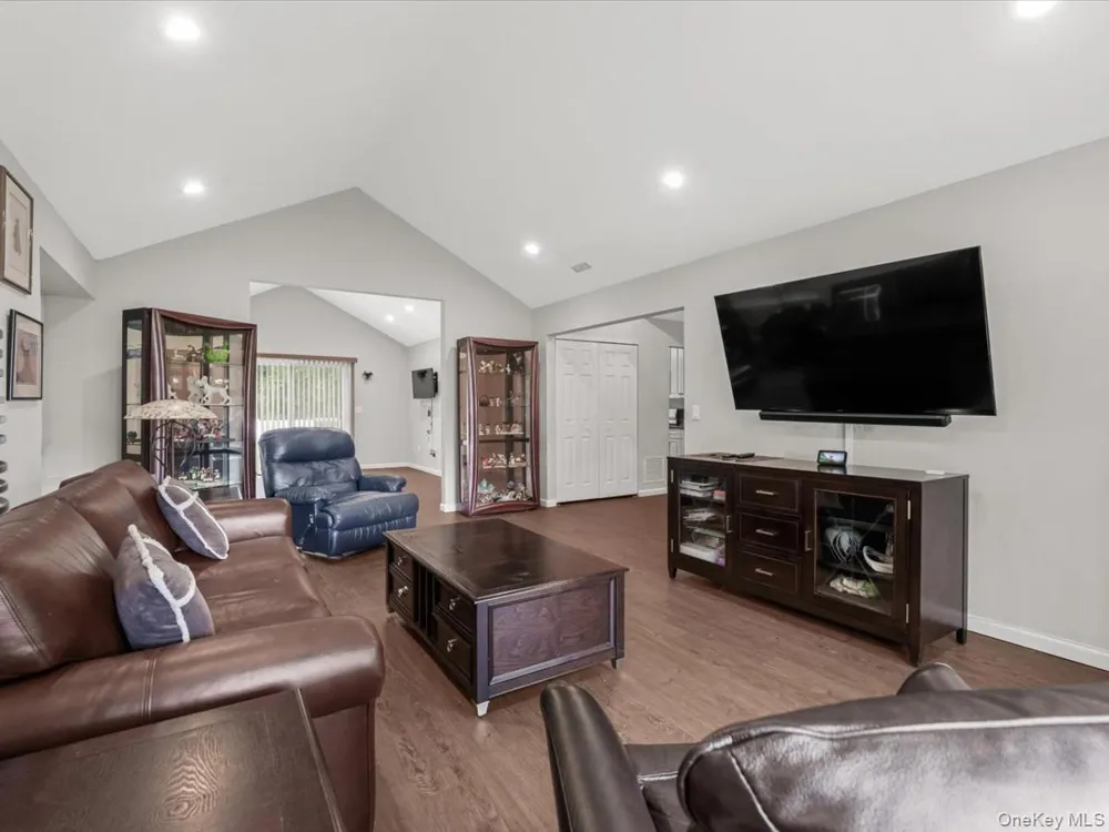 112 Dari Drive Holbrook, NY 11741