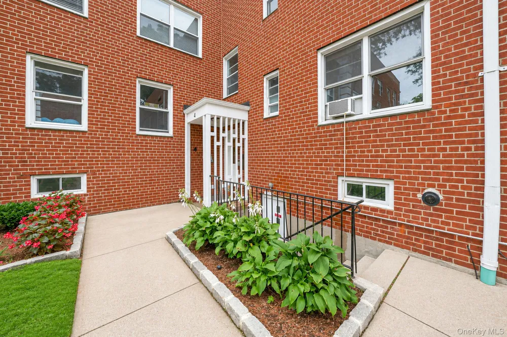 4 Edwards St #1E Roslyn Heights, NY 11577