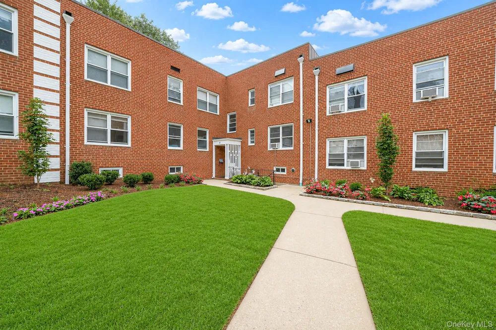 4 Edwards St #1E Roslyn Heights, NY 11577