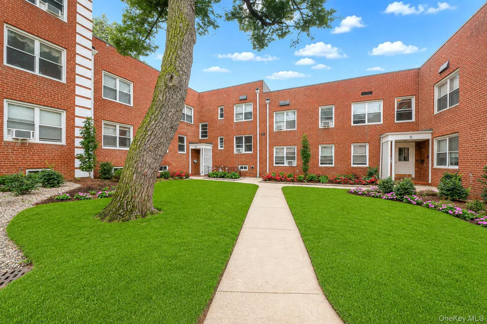 4 Edwards St #1E Roslyn Heights, NY 11577