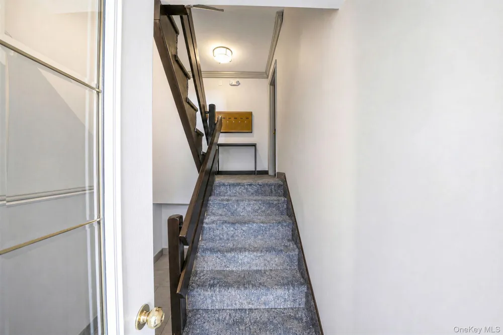 4 Edwards St #1E Roslyn Heights, NY 11577