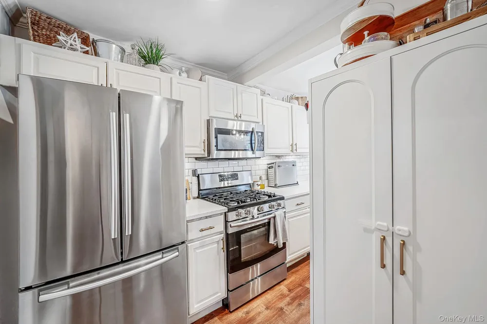 4 Edwards St #1E Roslyn Heights, NY 11577