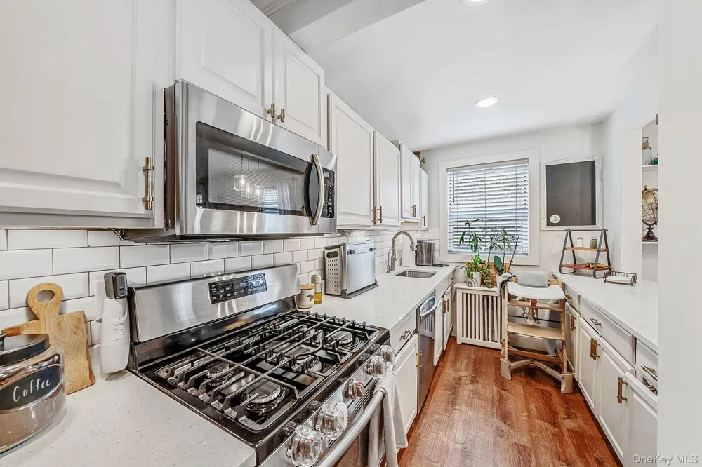 4 Edwards St #1E Roslyn Heights, NY 11577