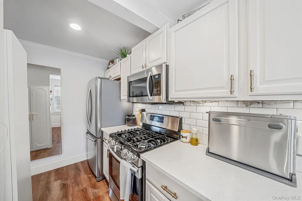 4 Edwards St #1E Roslyn Heights, NY 11577