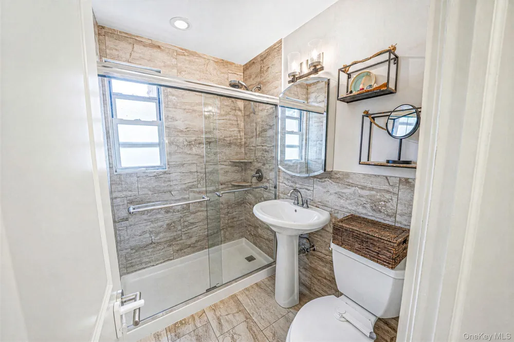 4 Edwards St #1E Roslyn Heights, NY 11577
