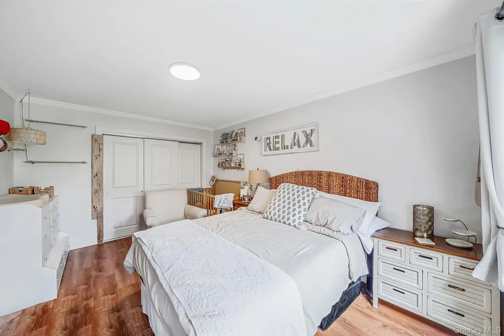 4 Edwards St #1E Roslyn Heights, NY 11577