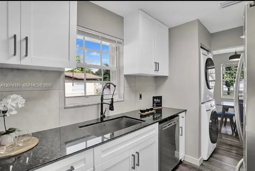 302 NW 9th St Hallandale Beach, FL 33009