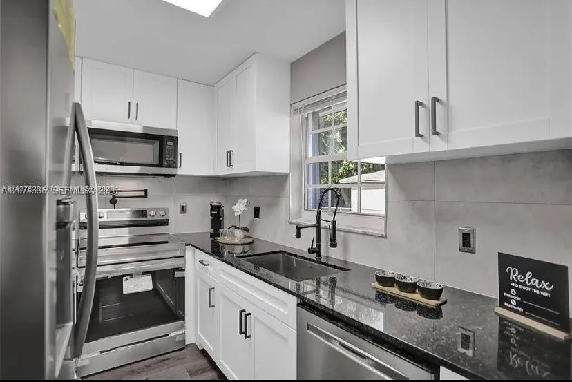 302 NW 9th St Hallandale Beach, FL 33009