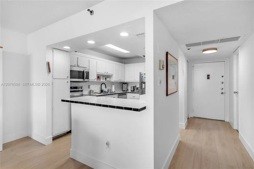 4101 Pine Tree Dr #1105 Miami Beach, FL 33140