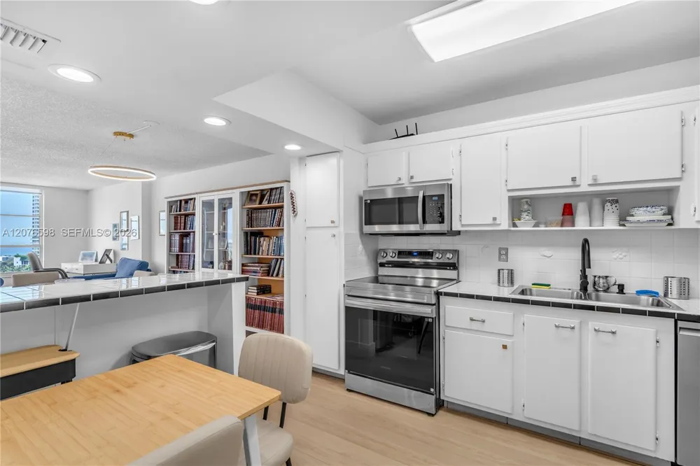 4101 Pine Tree Dr #1105 Miami Beach, FL 33140