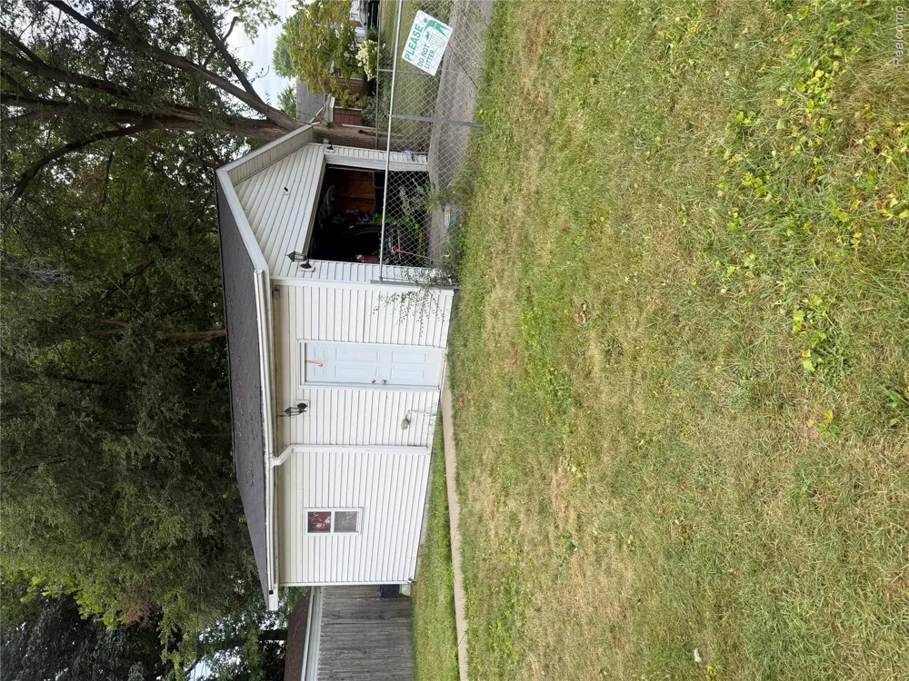 21051 Universal Avenue Eastpointe City, MI 48021