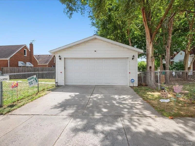 21051 Universal Avenue Eastpointe City, MI 48021