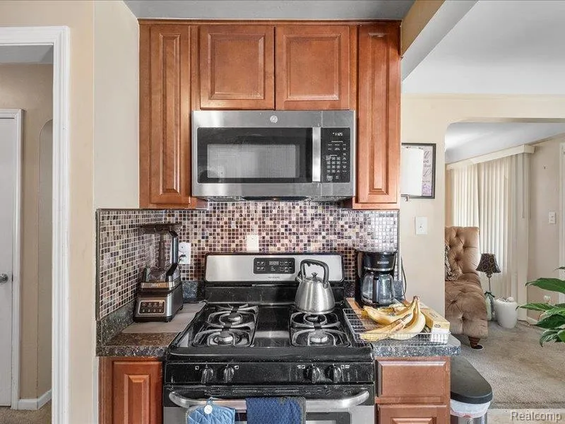 21051 Universal Avenue Eastpointe City, MI 48021