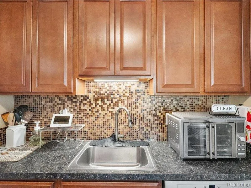 21051 Universal Avenue Eastpointe City, MI 48021