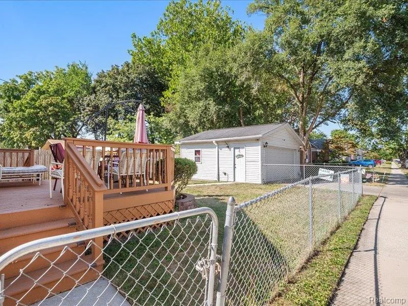 21051 Universal Avenue Eastpointe City, MI 48021