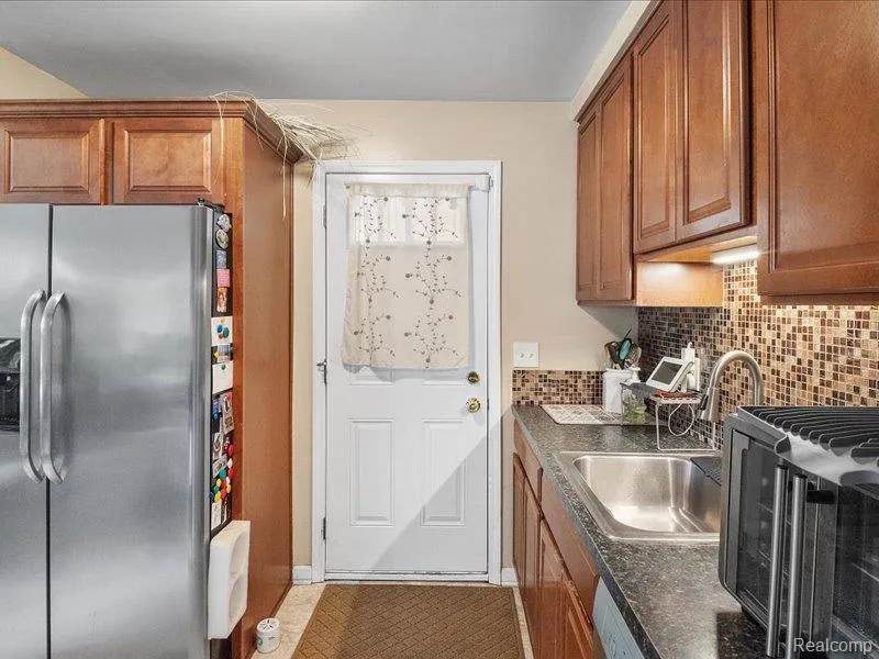 21051 Universal Avenue Eastpointe City, MI 48021
