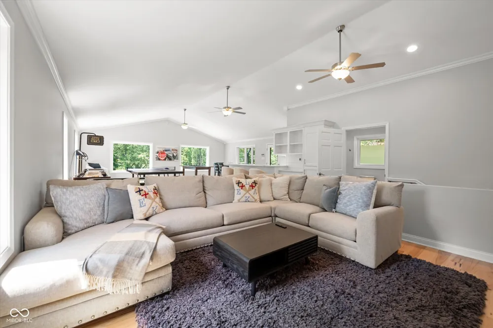 7800 Lakewood Drive Unionville, IN 47468