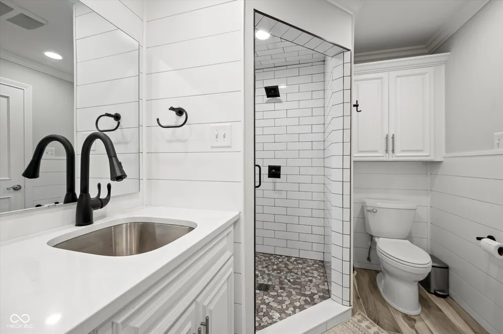 7800 Lakewood Drive Unionville, IN 47468