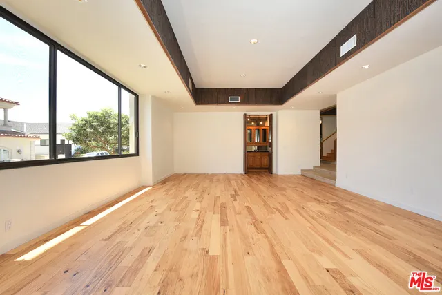 2408 VENUS DRIVE Los Angeles, CA 90046