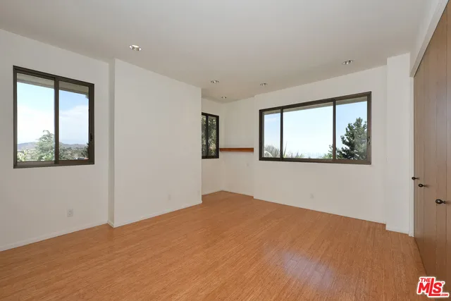 2408 VENUS DRIVE Los Angeles, CA 90046
