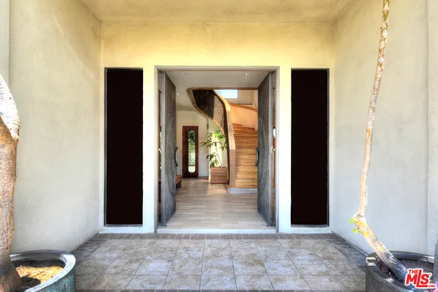 2408 VENUS DRIVE Los Angeles, CA 90046
