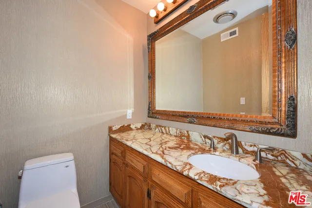 2408 VENUS DRIVE Los Angeles, CA 90046
