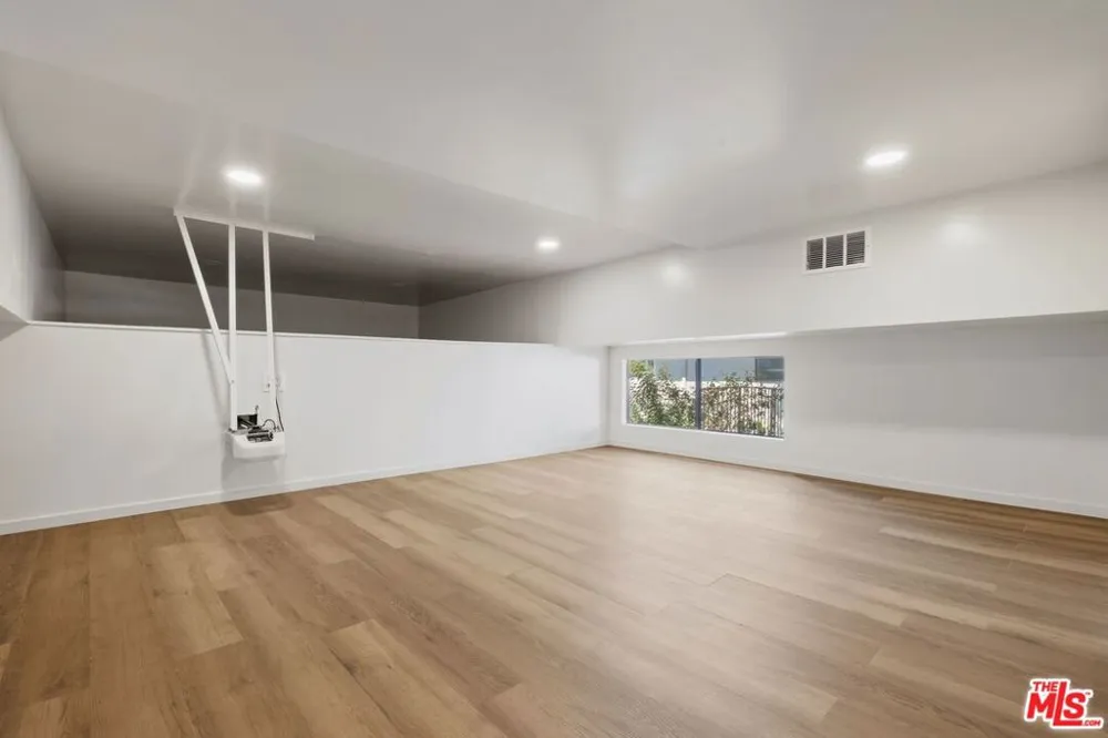 2408 VENUS DRIVE Los Angeles, CA 90046