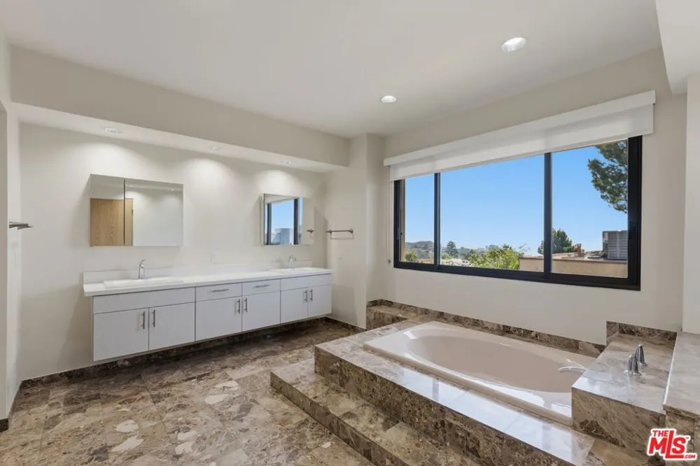 2408 VENUS DRIVE Los Angeles, CA 90046