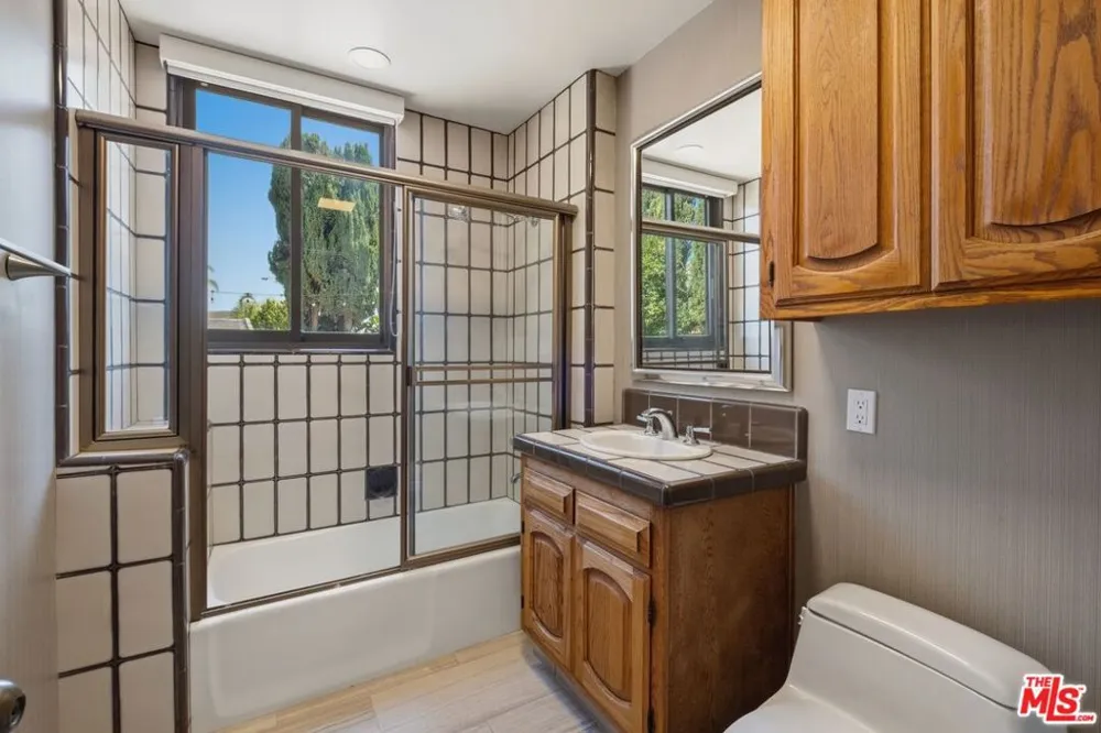 2408 VENUS DRIVE Los Angeles, CA 90046
