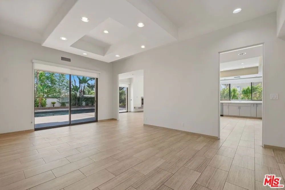 2408 VENUS DRIVE Los Angeles, CA 90046