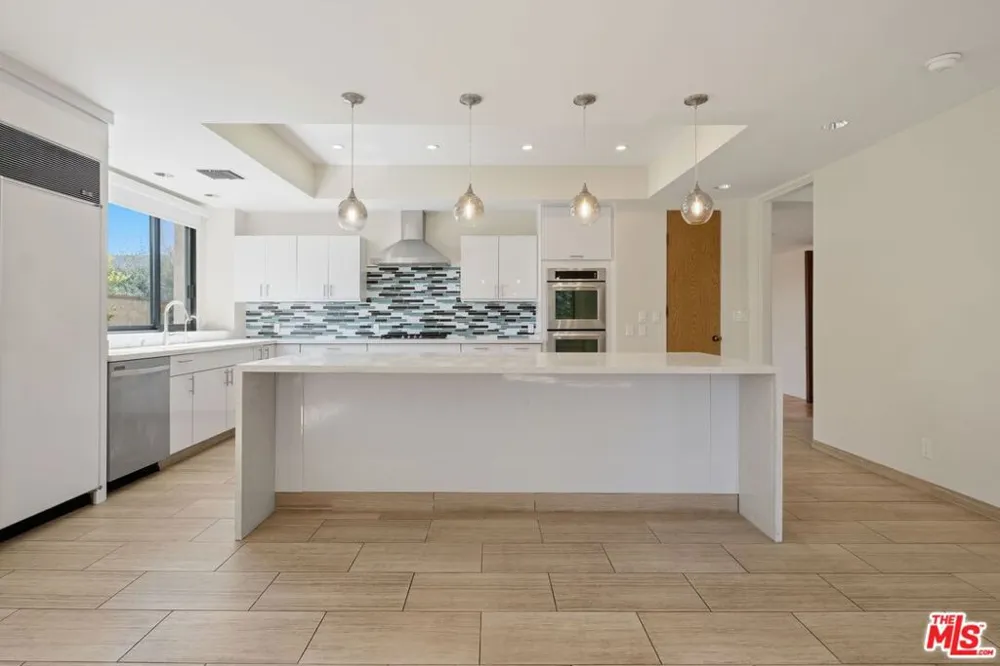 2408 VENUS DRIVE Los Angeles, CA 90046
