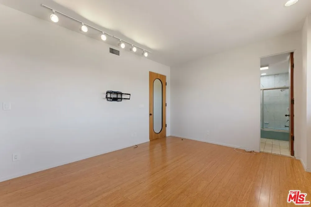 2408 VENUS DRIVE Los Angeles, CA 90046