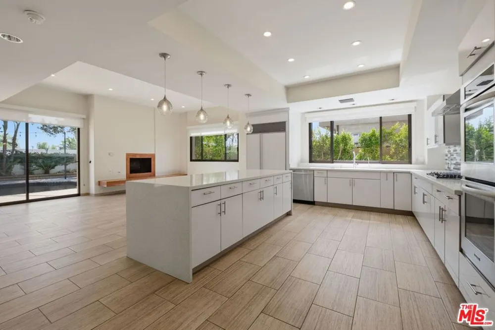 2408 VENUS DRIVE Los Angeles, CA 90046
