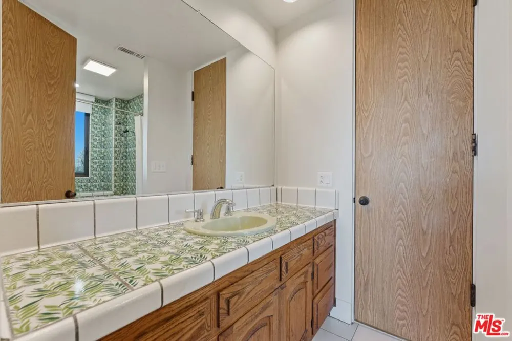 2408 VENUS DRIVE Los Angeles, CA 90046