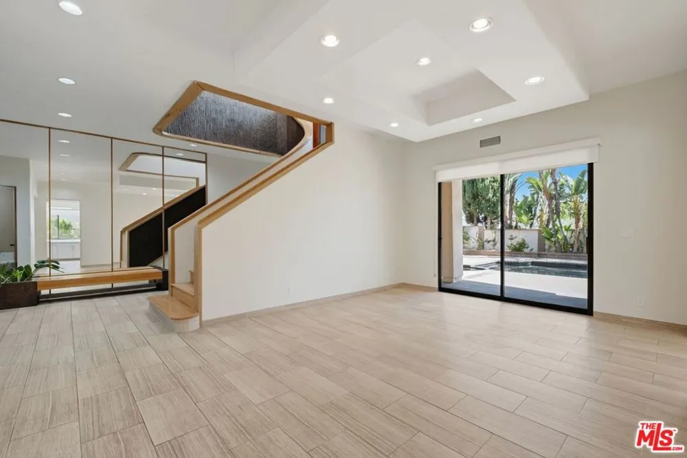 2408 VENUS DRIVE Los Angeles, CA 90046