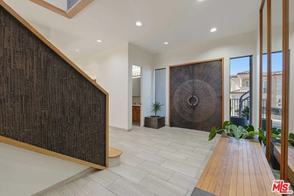 2408 VENUS DRIVE Los Angeles, CA 90046