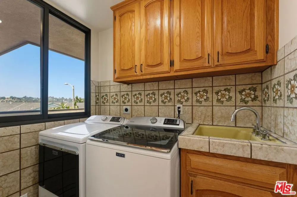 2408 VENUS DRIVE Los Angeles, CA 90046